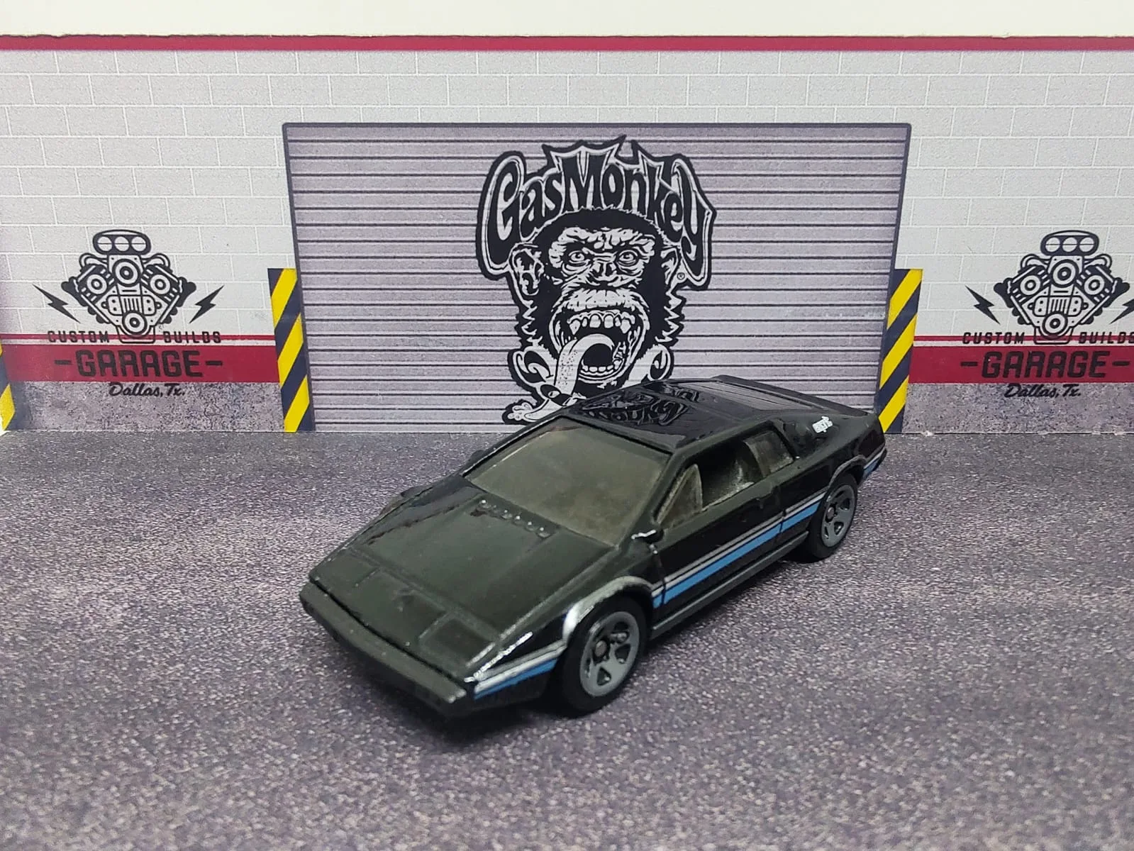 Lotus Esprit S1 — negro con franjas laterales azules y plateadas