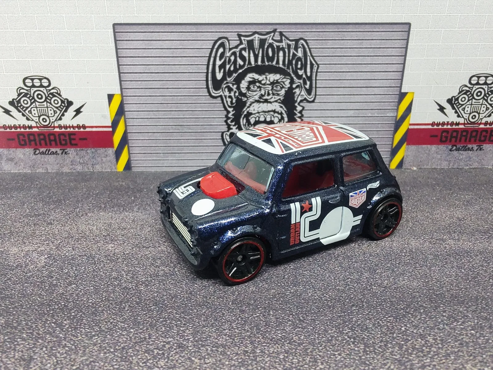 Morris Mini — azul oscuro, círculo rojo y techo Union Jack, número 12