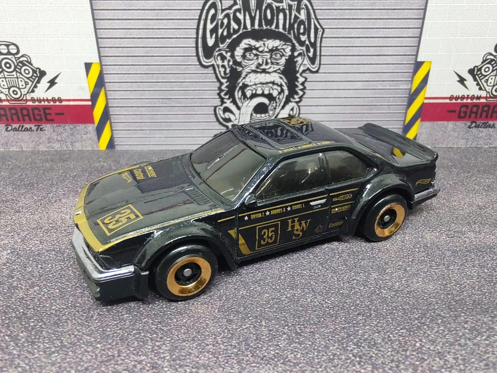 BMW 635 CSi — negro y dorado, número 50