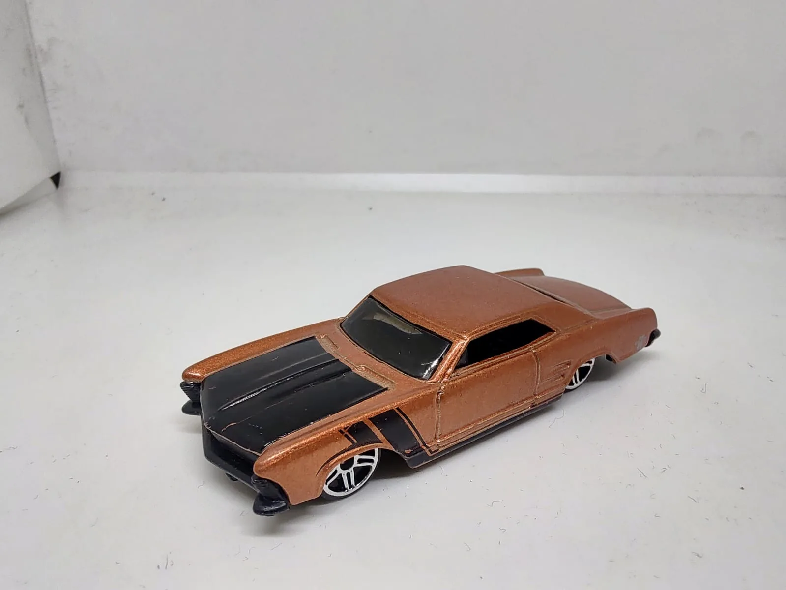 ’64 Buick Riviera — cobrizo con capó negro y perfil bajo