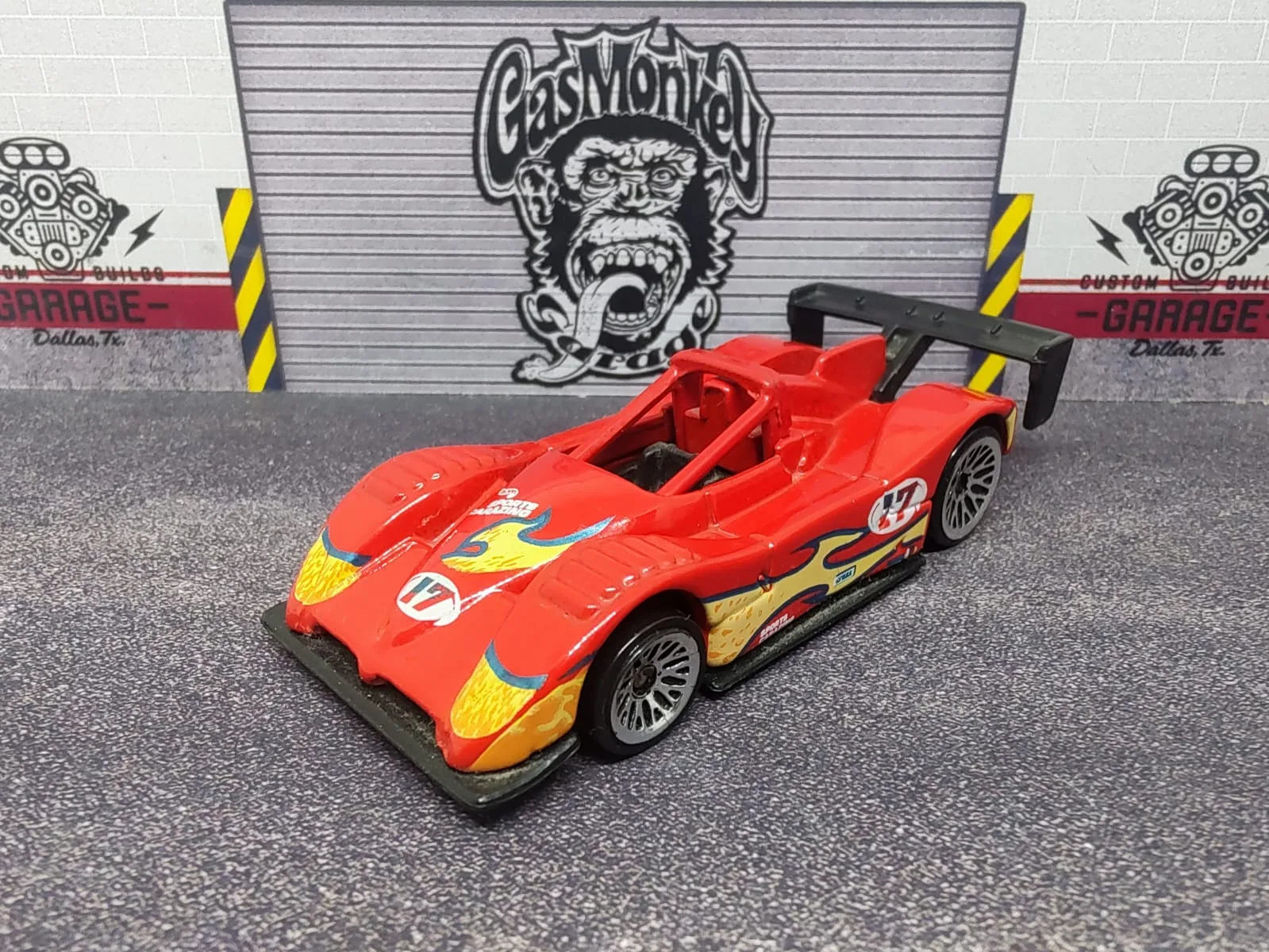 Ferrari 333 SP — rojo con decoración amarilla y verde, alerón negro y número decorativo 12