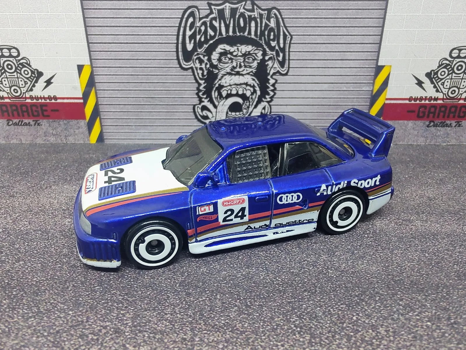 Audi ’90 quattro — azul, blanco y rojo, número 24, ruedas blancas
