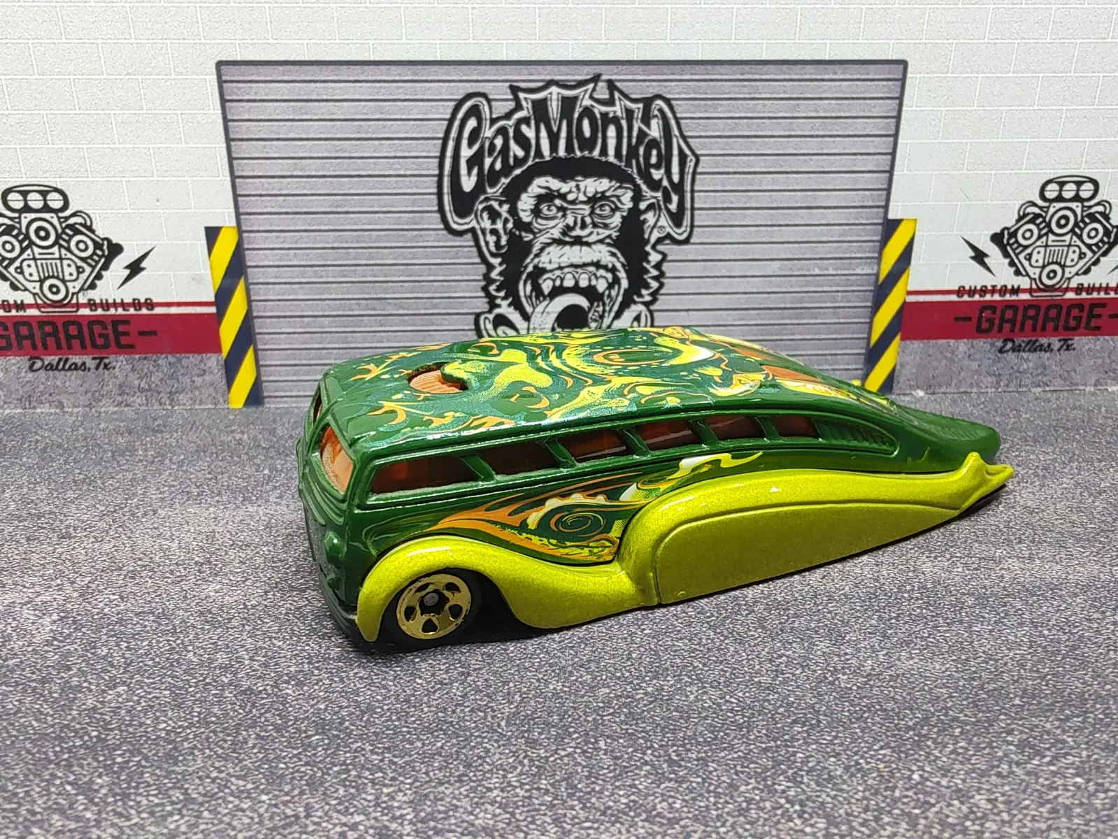 Low Flow — familiar de fantasía verde y amarillo con carrocería alargada, gráficos y ruedas traseras carenadas