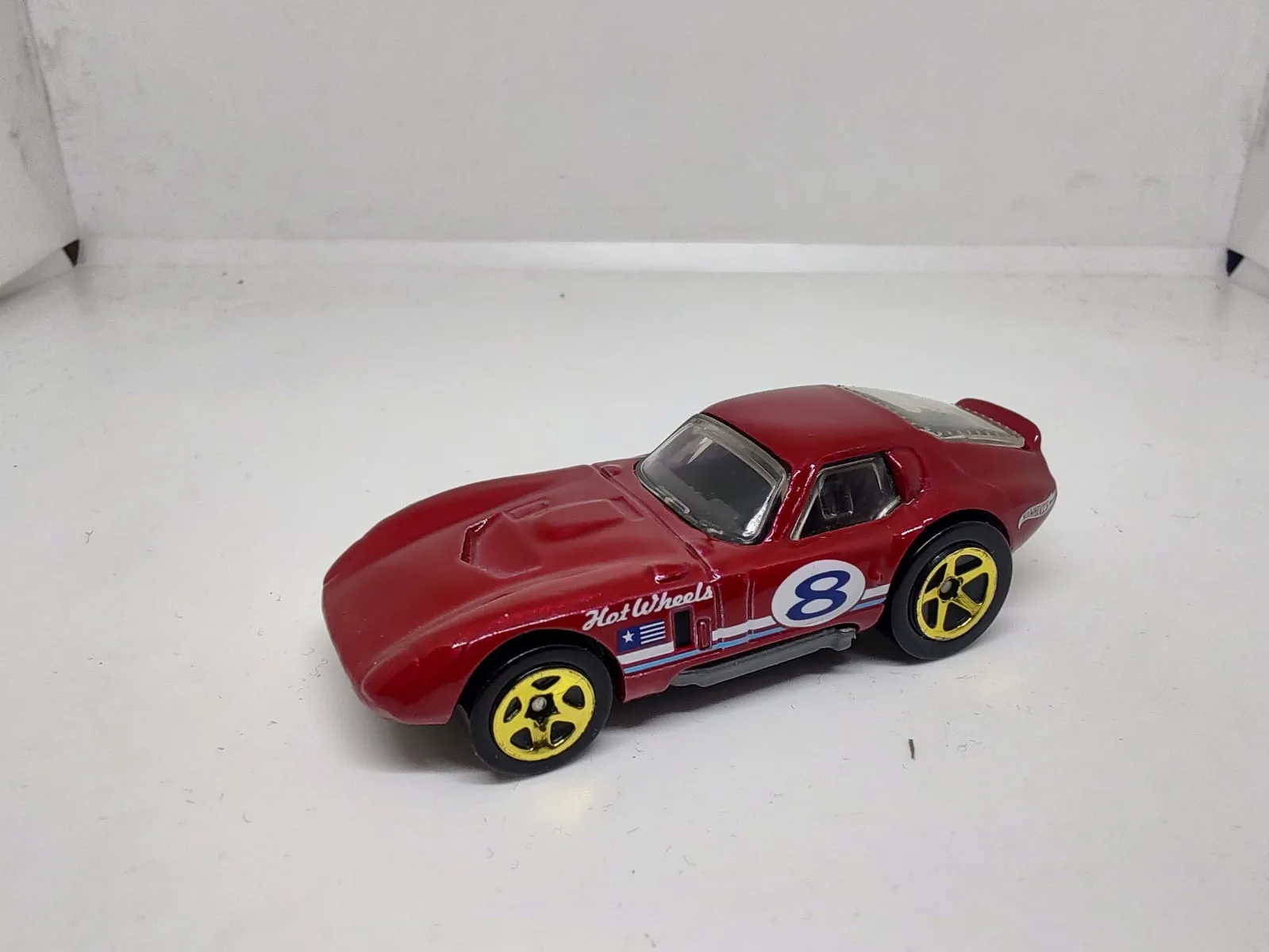 Shelby Cobra Daytona Coupe — rojo con decoración azul y blanca y número 8