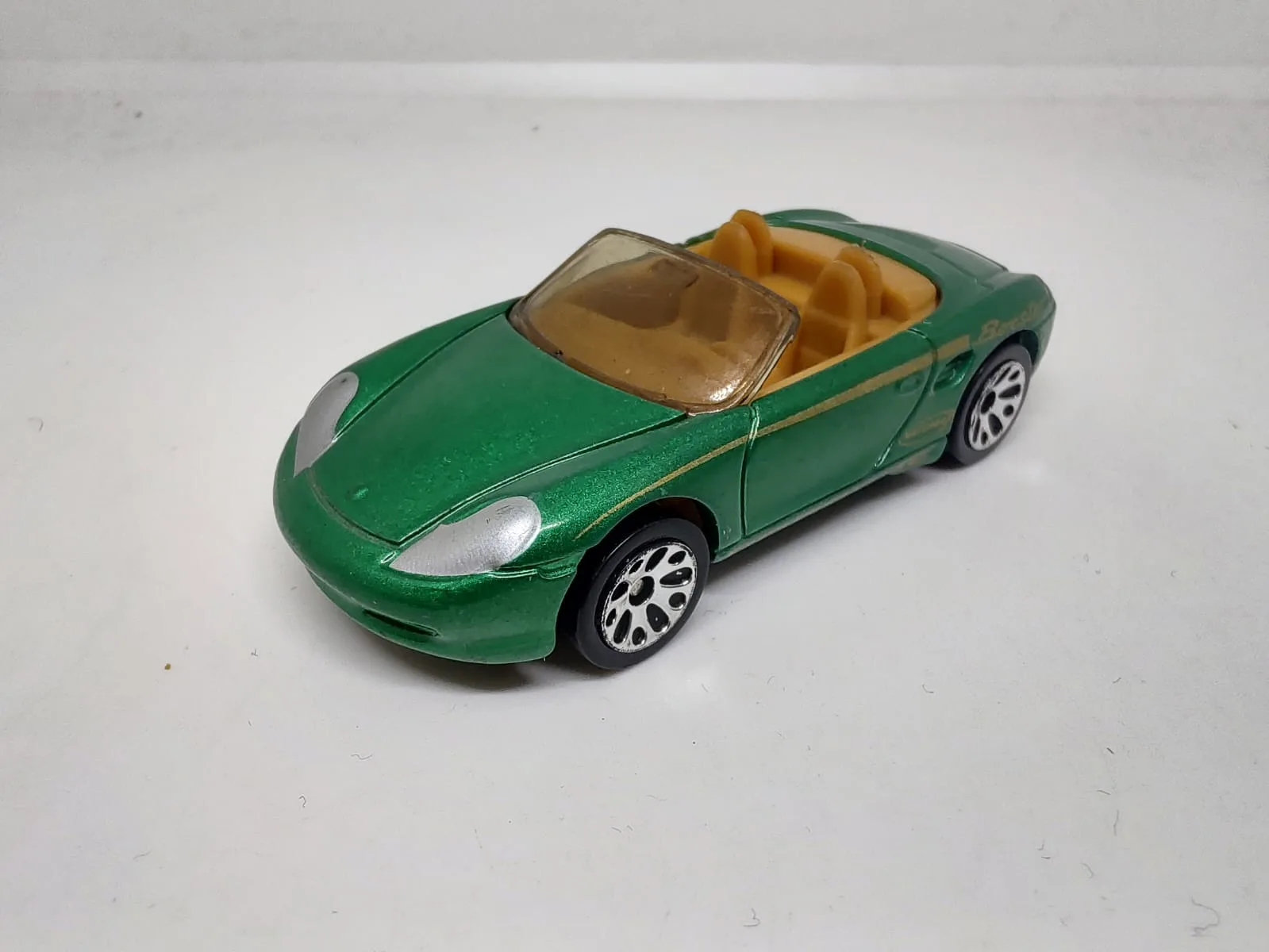 Porsche Boxster — descapotable verde con interior beige