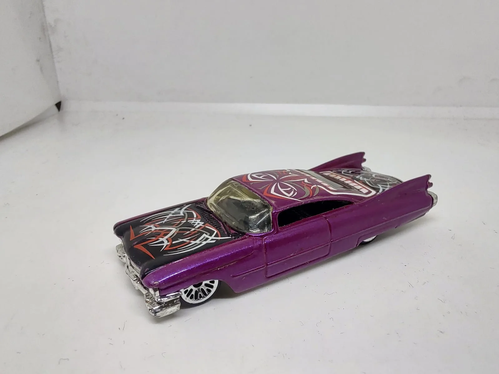 Custom ’59 Cadillac — descapotable violeta con gráficos blancos sobre capó y tapa trasera