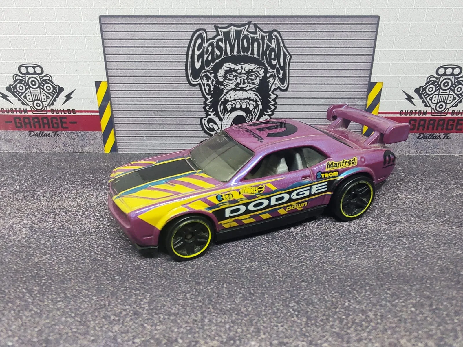 Dodge Challenger Drift Car — violeta y amarillo, número 55, MOPAR