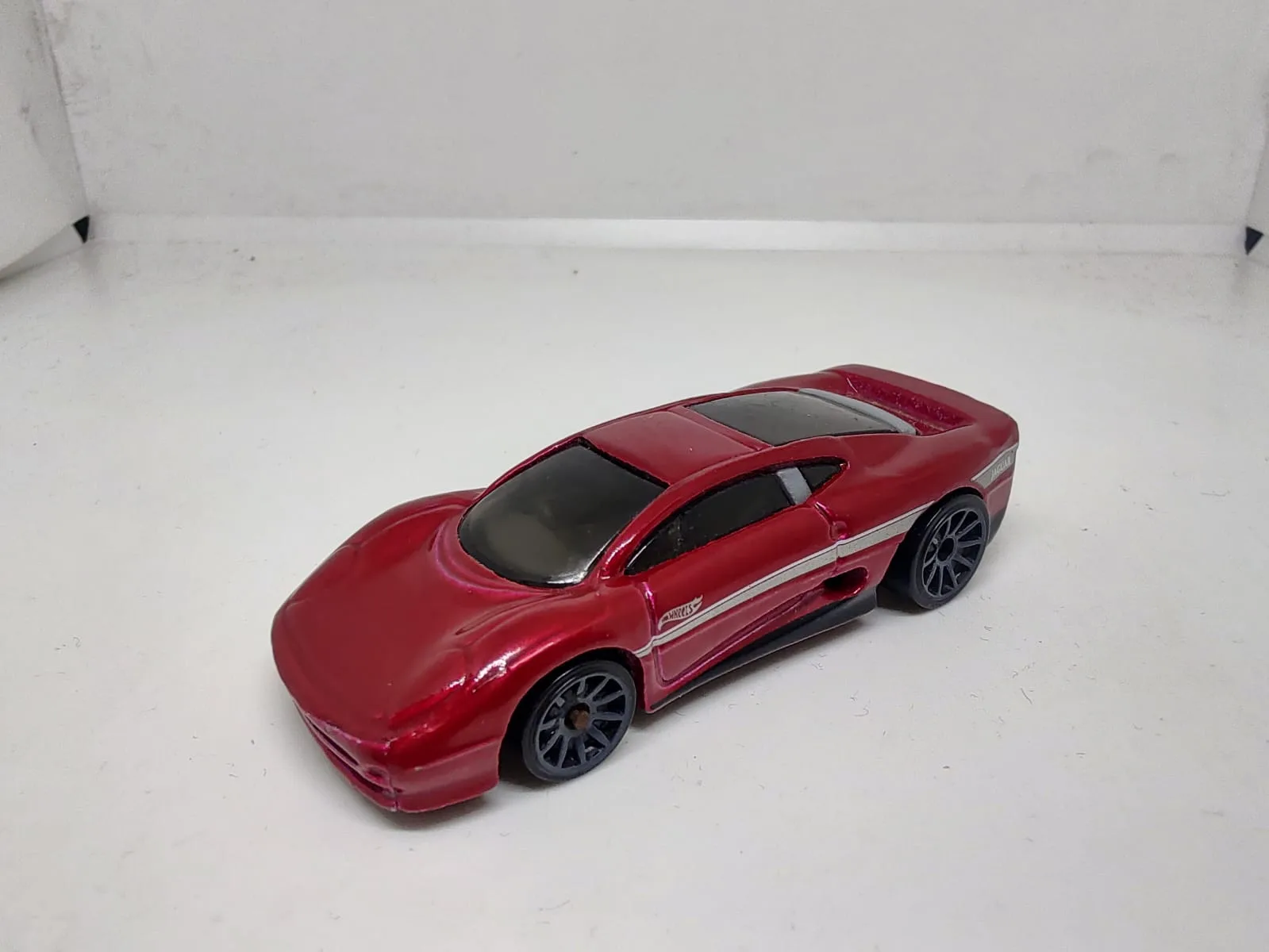 Jaguar XJ220 — rojo con franjas blancas laterales