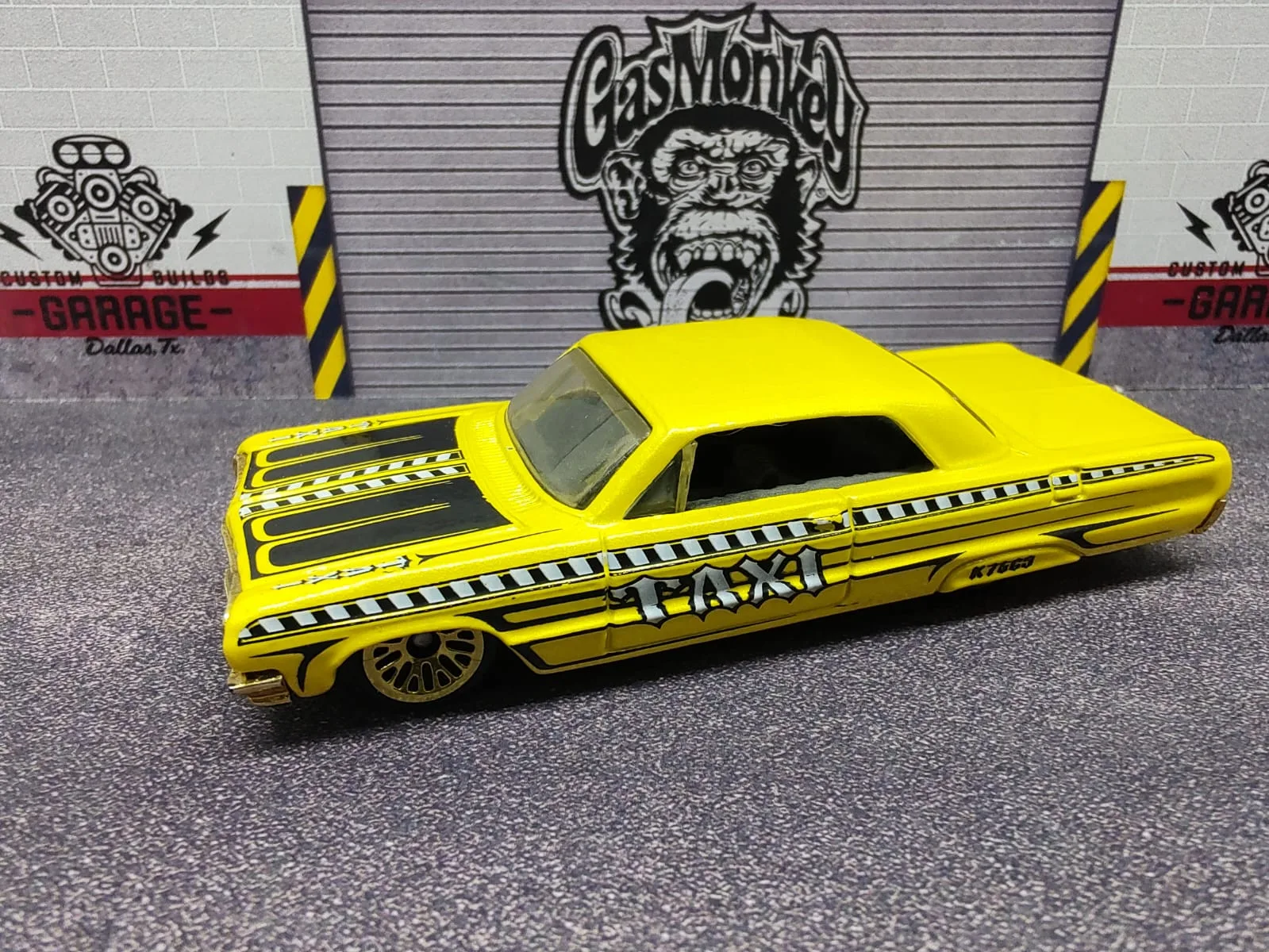 1964 Chevy Impala — amarillo con franjas negras y decoración TAXI