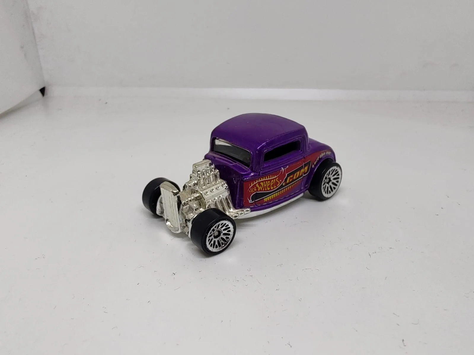 ’32 Ford — violeta con gráfica hotwheels.com y motor expuesto