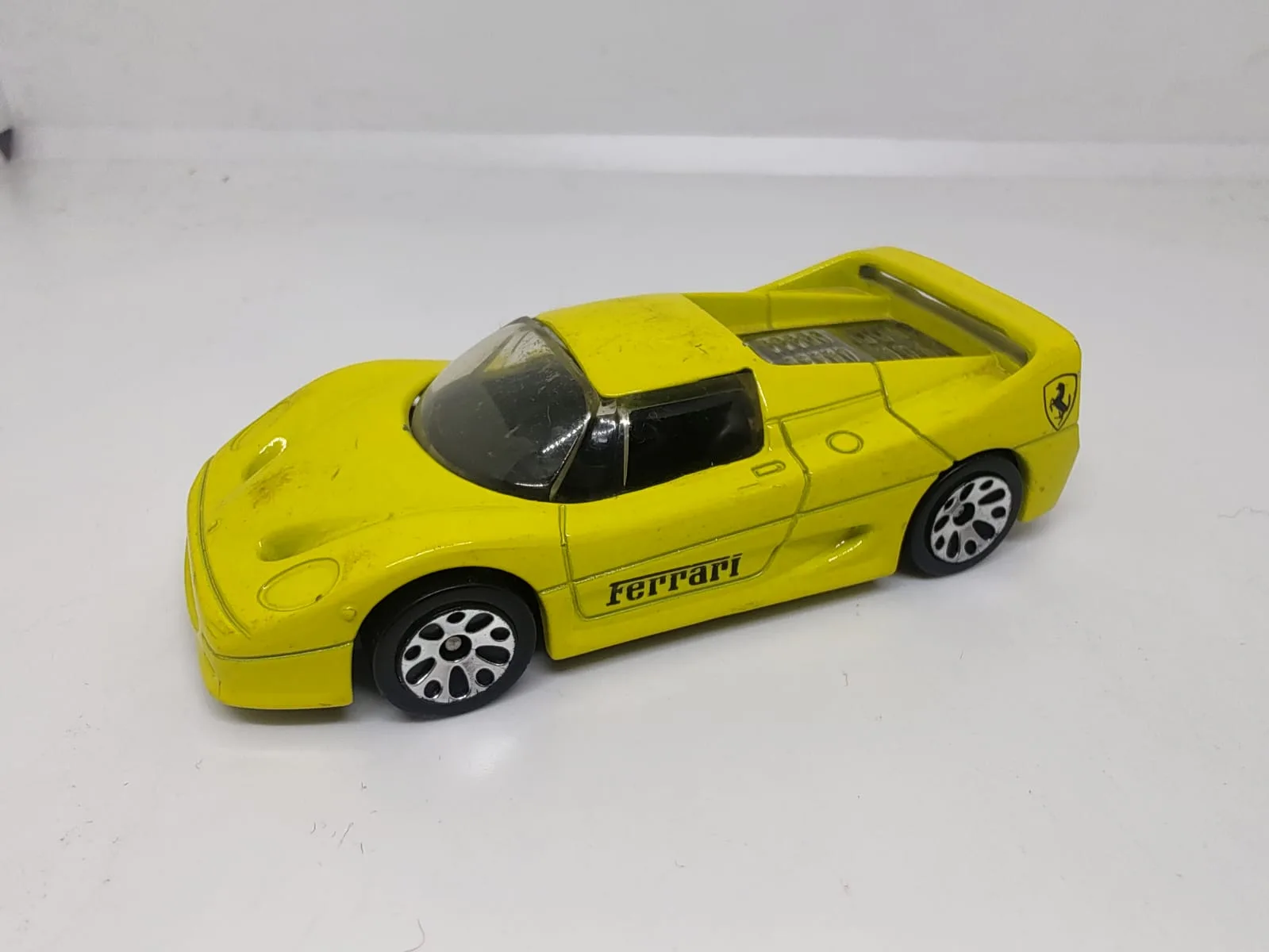 Ferrari F50 — amarillo con interior negro y alerón integrado