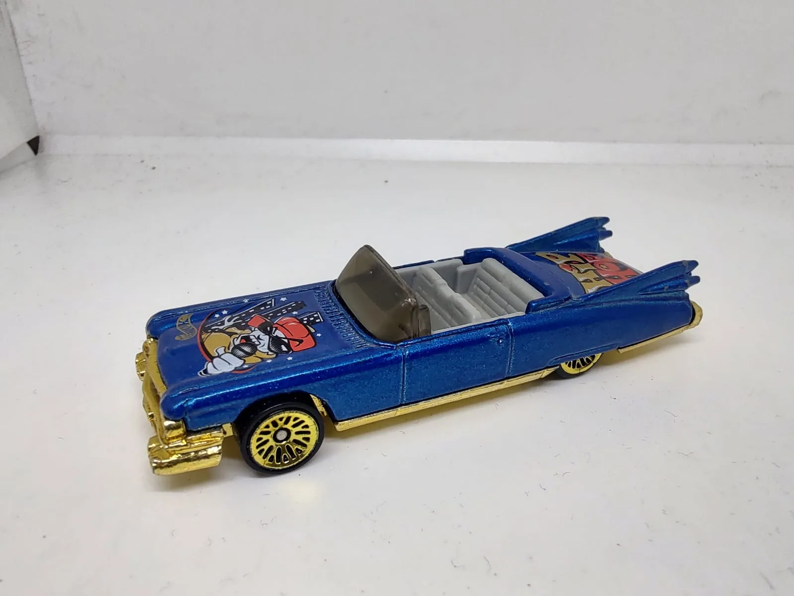 ’59 Cadillac — descapotable azul con gráficos multicolor e interior gris