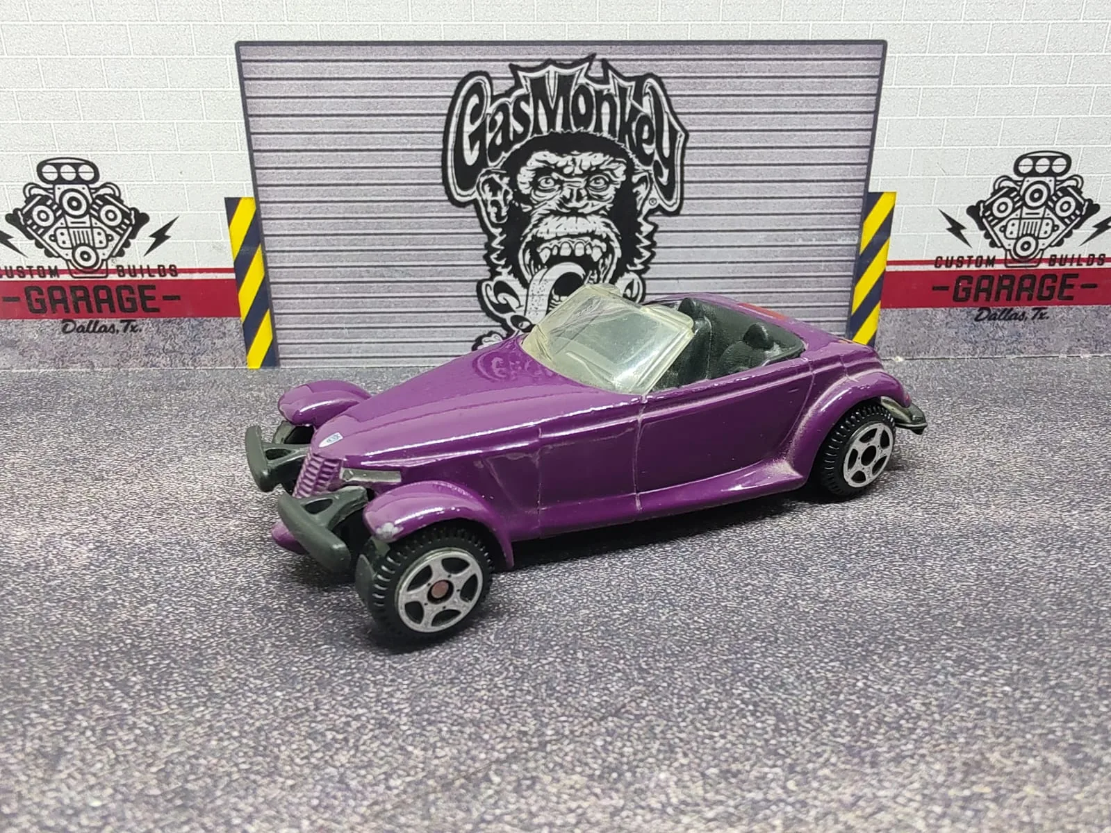 Plymouth Prowler — violeta metalizado, descapotable y ruedas delanteras separadas de la carrocería