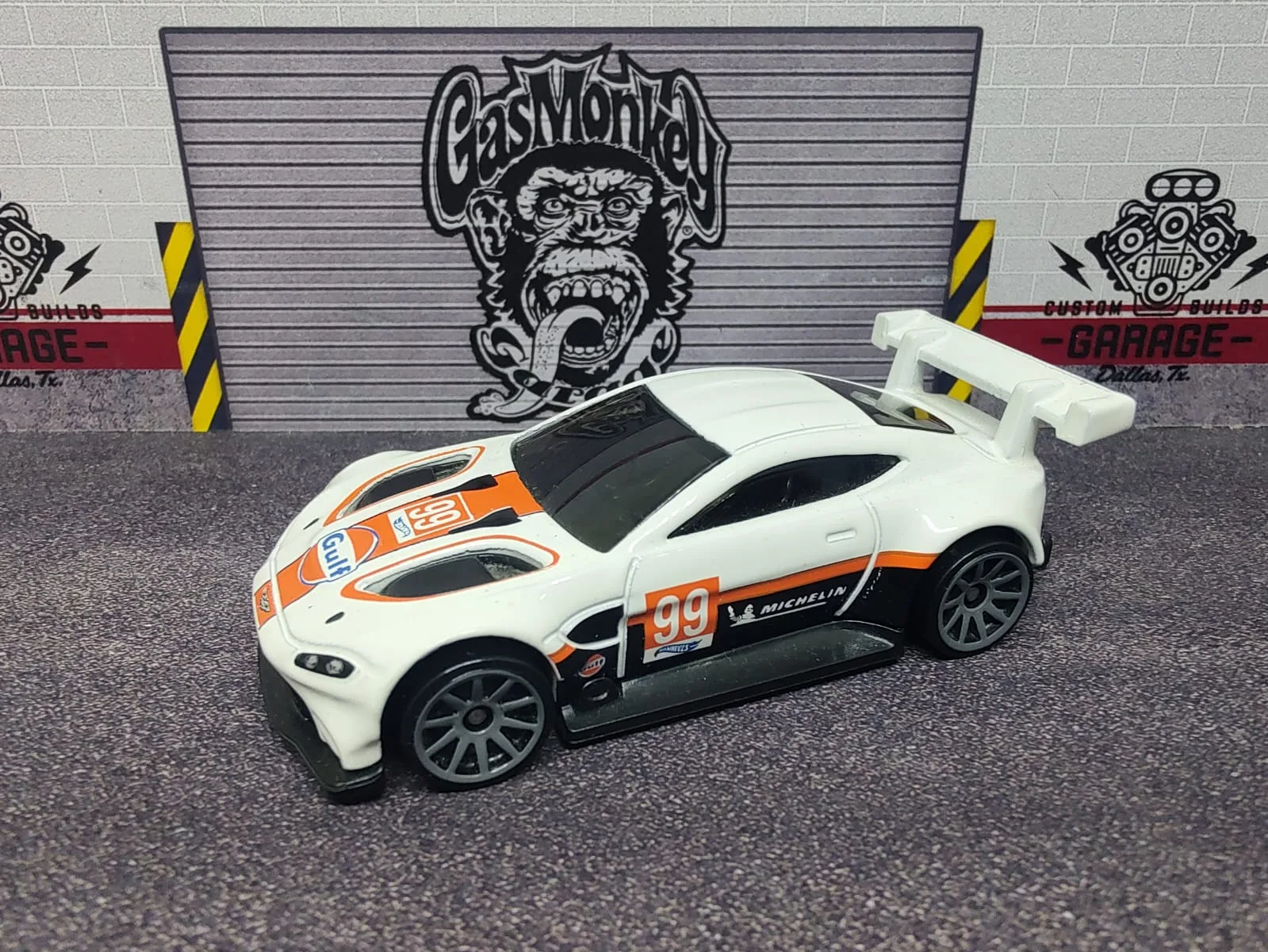 Aston Martin Vantage GTE — blanco con decoración Gulf naranja y negra, número 99