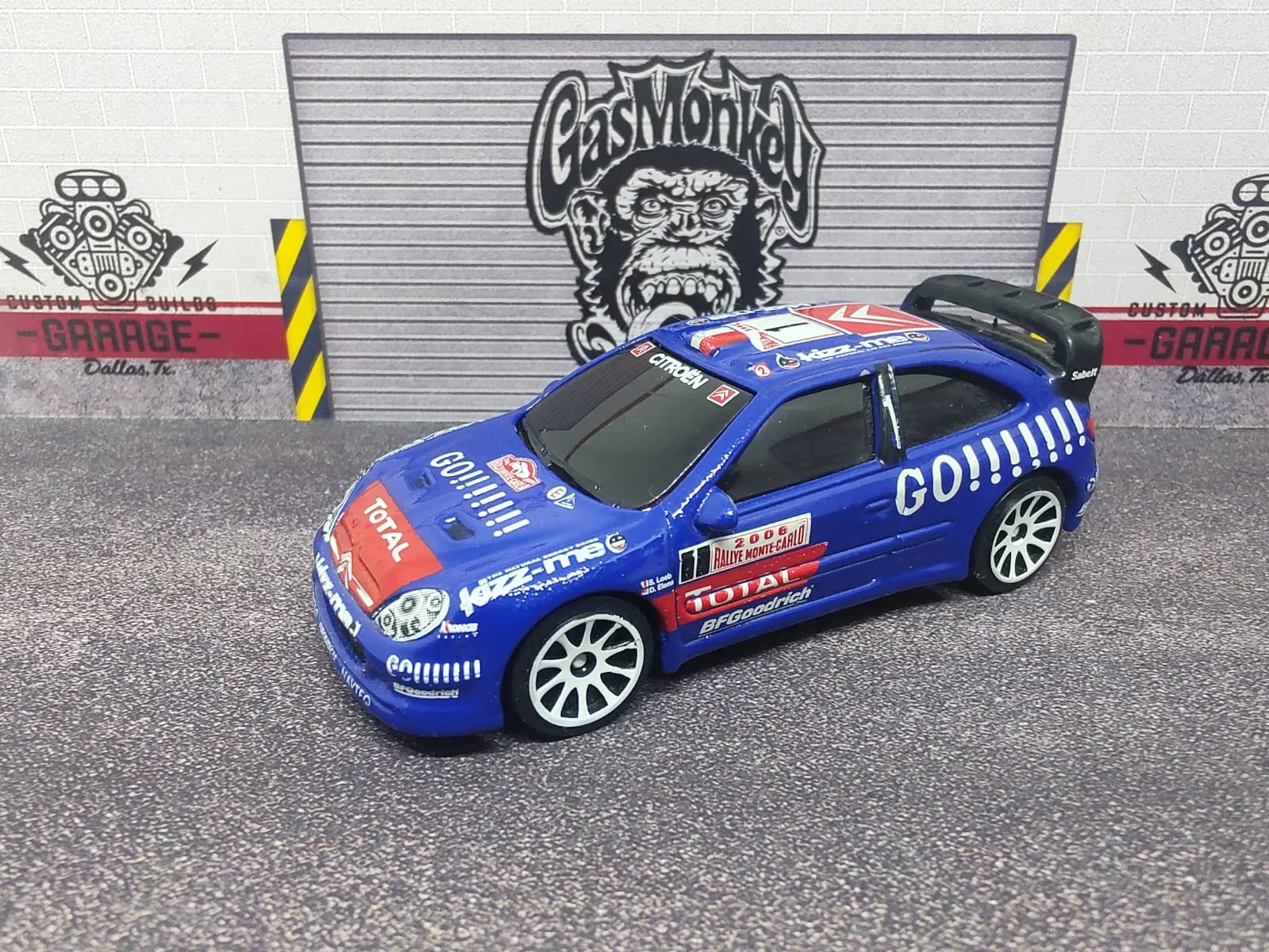 Citroën Xsara WRC — azul con gráficas blancas y rojas, decoración de rally y llantas blancas