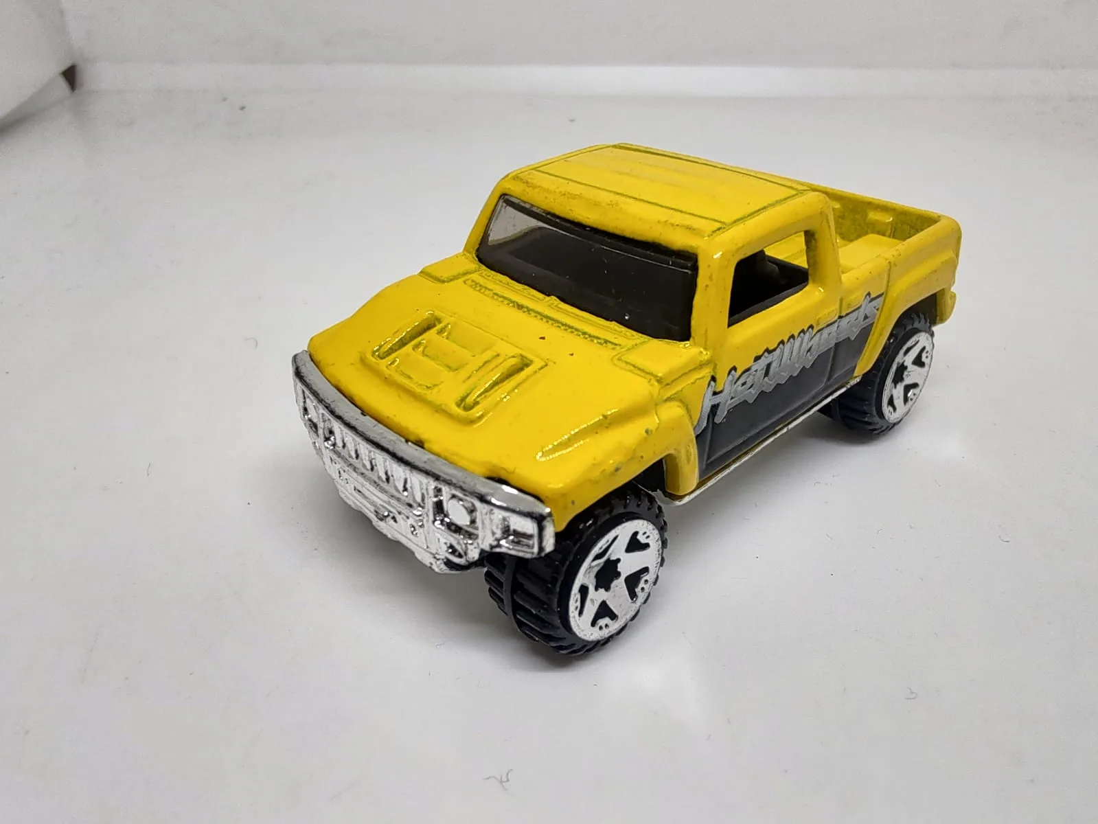 Hummer H3T Concept — pickup amarilla con decoración gris y blanca