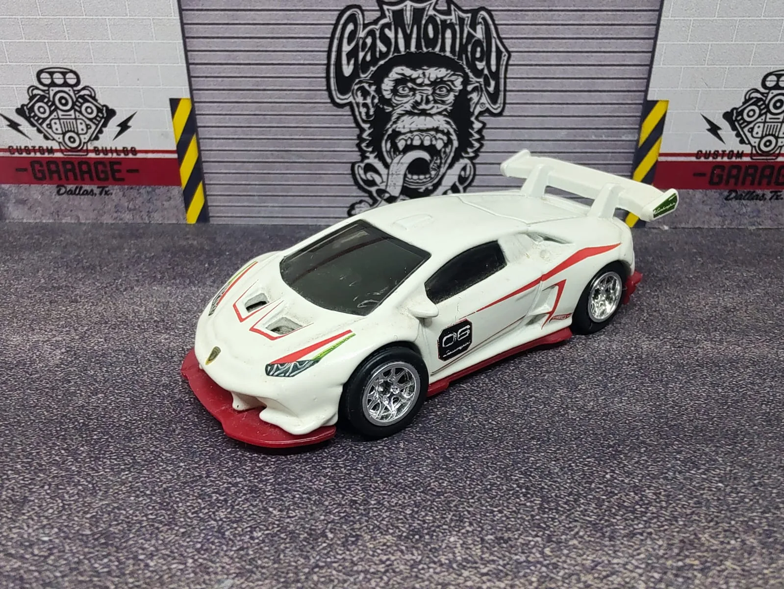 Lamborghini Huracán LP 620-2 Super Trofeo — blanco con detalles rojos y negros, número 06, alerón blanco y llantas plateadas