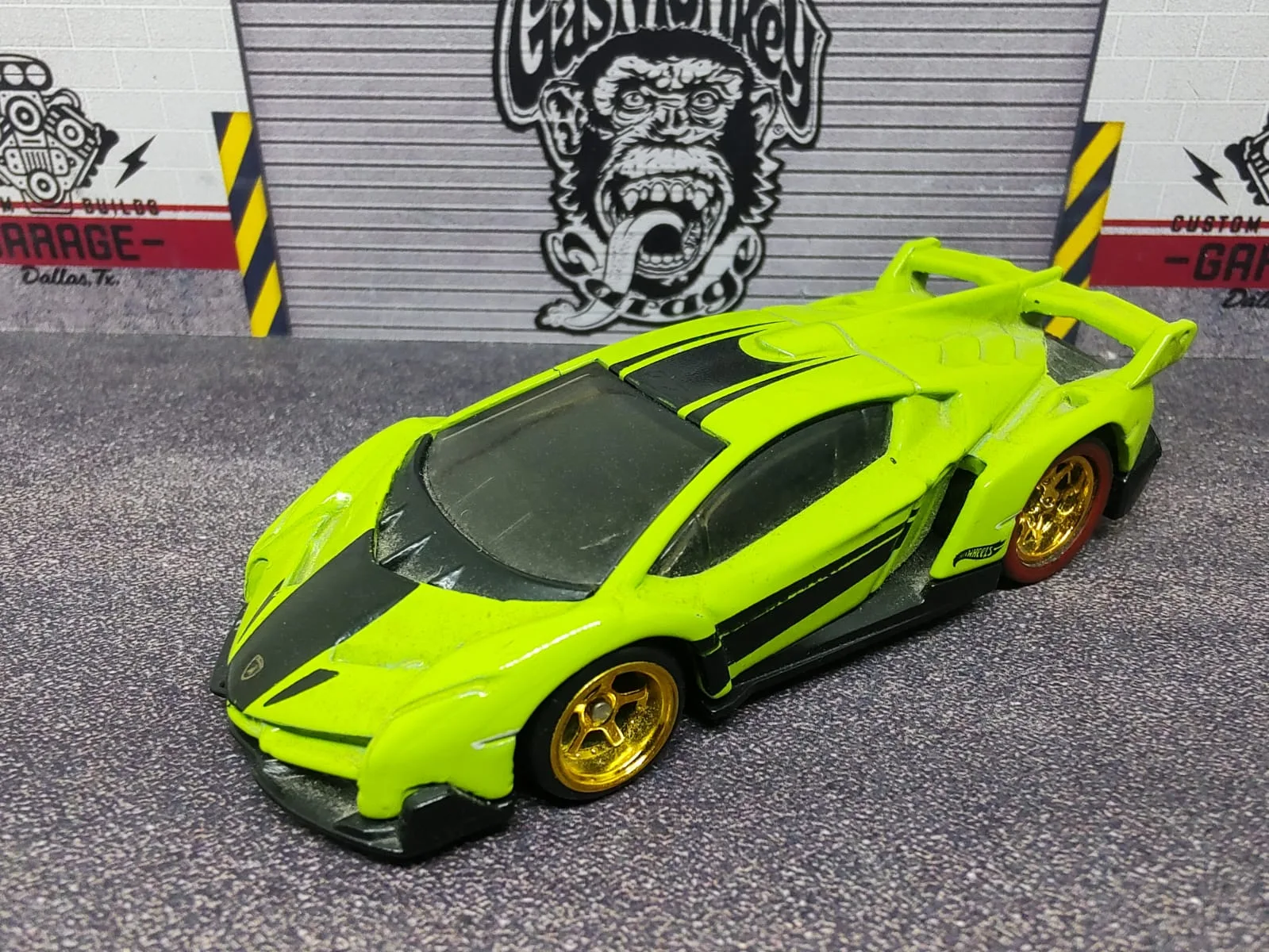 Lamborghini Veneno — verde lima con gráficos negros, alerón verde y llantas doradas