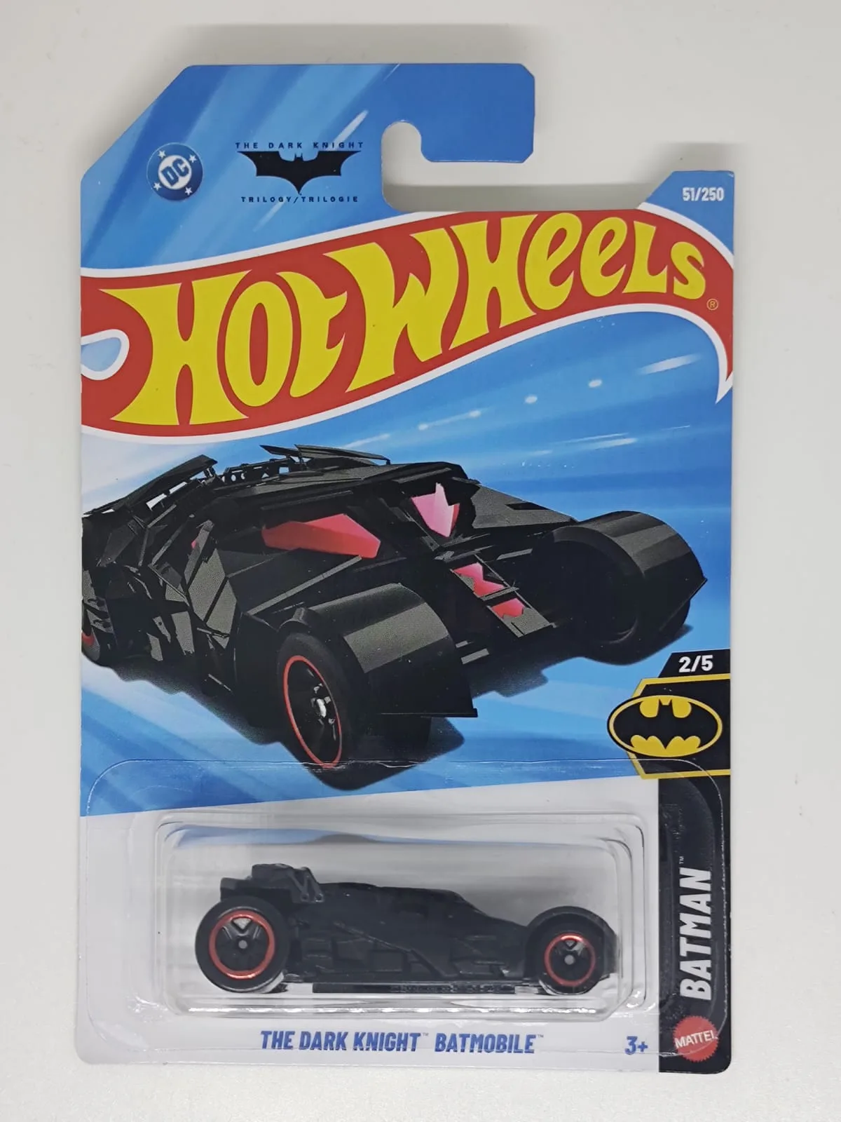 The Dark Knight Batmobile — negro con detalles rojos