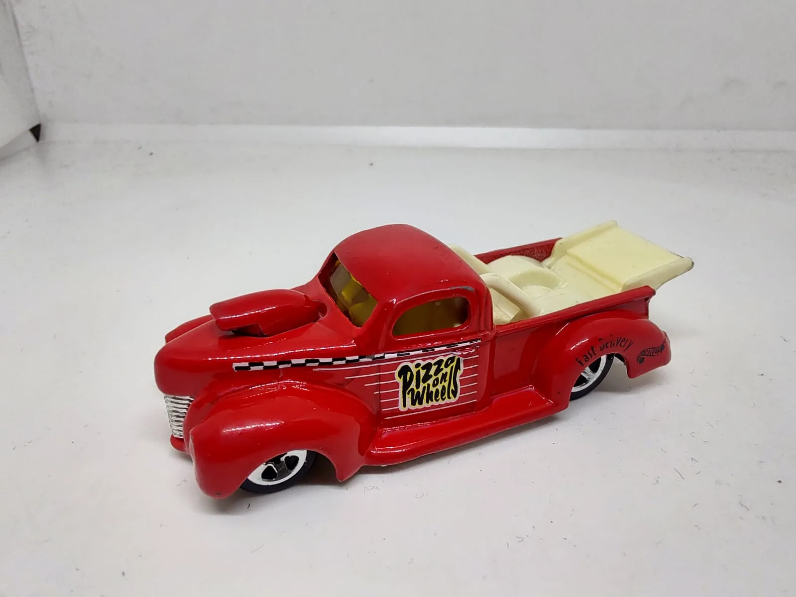 ’40 Ford Truck — pickup roja con decoración Pizza on Wheels y caja clara