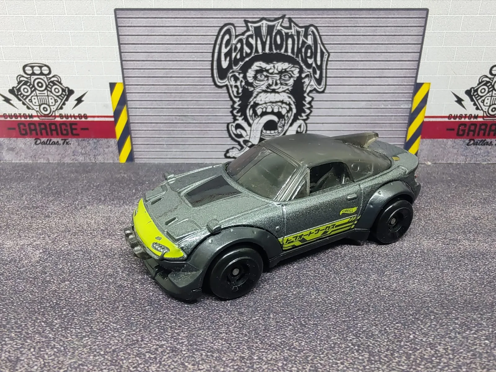 Mazda MX-5 Miata — gris con detalles verde lima