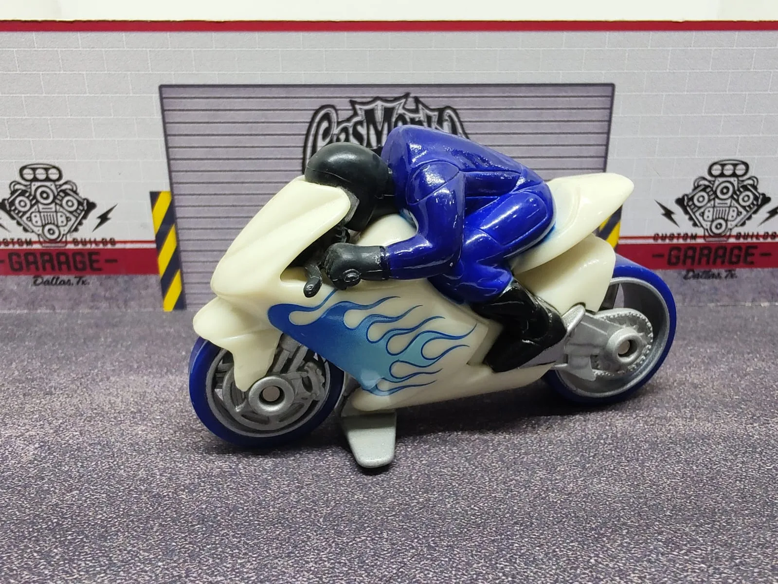 Moto con piloto — blanca con llamas azules (modelo por confirmar)
