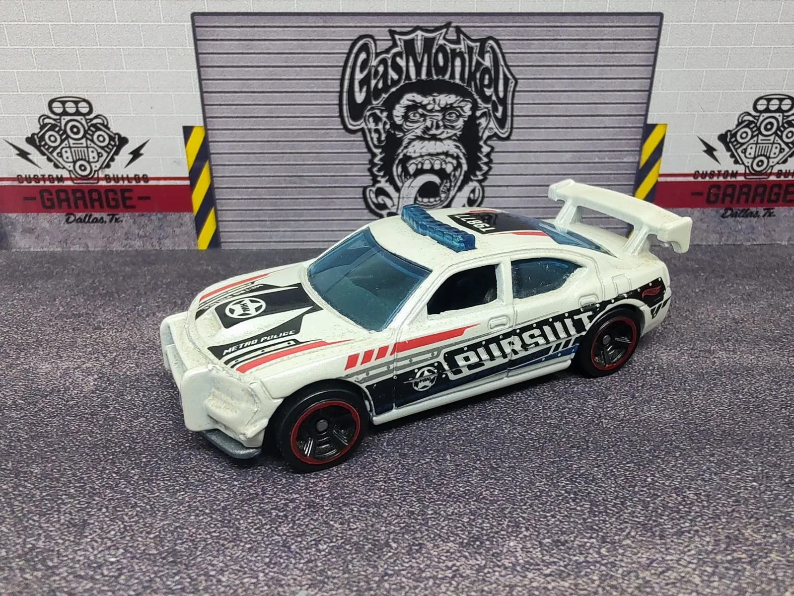 Dodge Charger Drift — blanco, negro y rojo; número 69