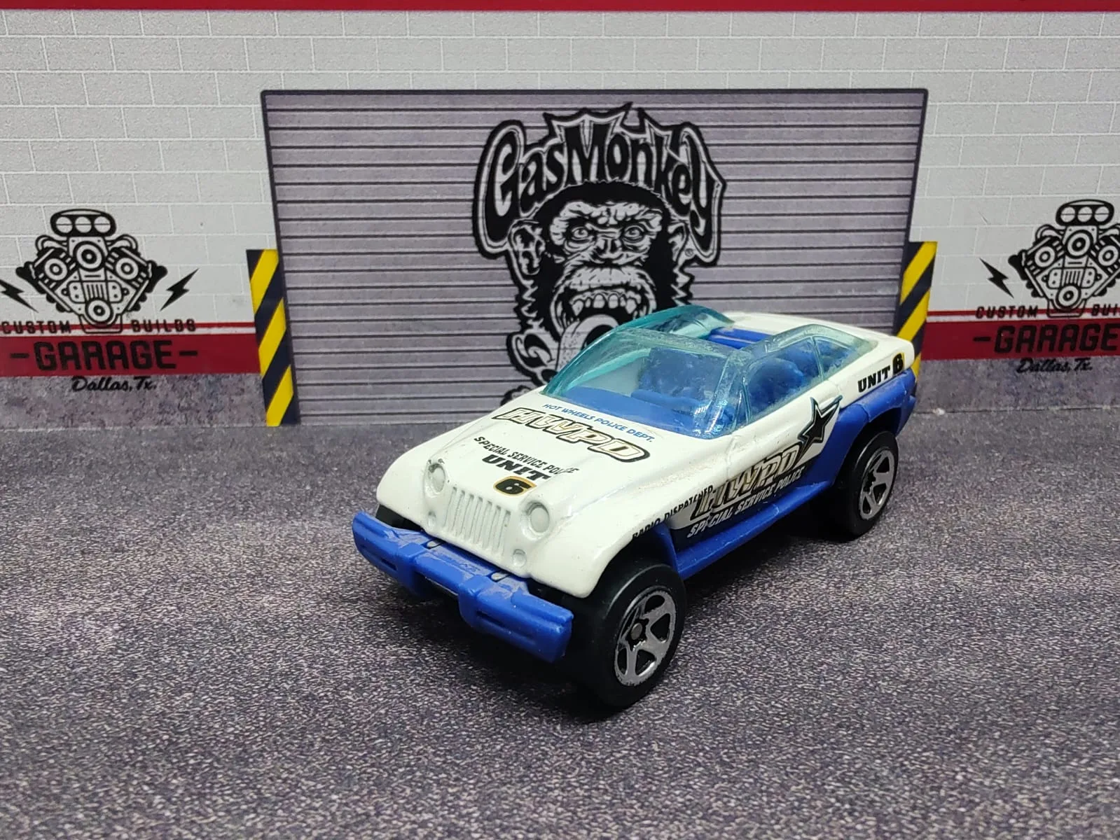 Jeepster — blanco y azul con decoración policial HWPD y UNIT 6