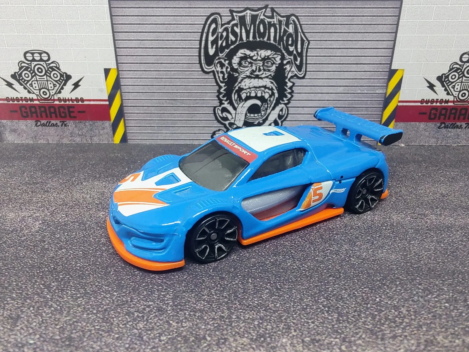 Renault Sport R.S. 01 — azul y naranja, número 5
