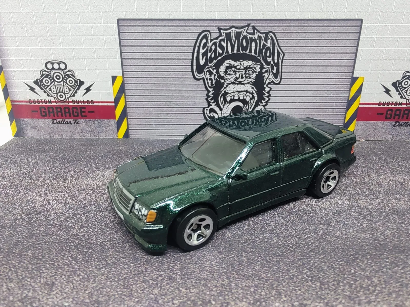Mercedes-Benz 500 E — sedán verde oscuro con parrilla plateada, cuatro puertas y llantas plateadas