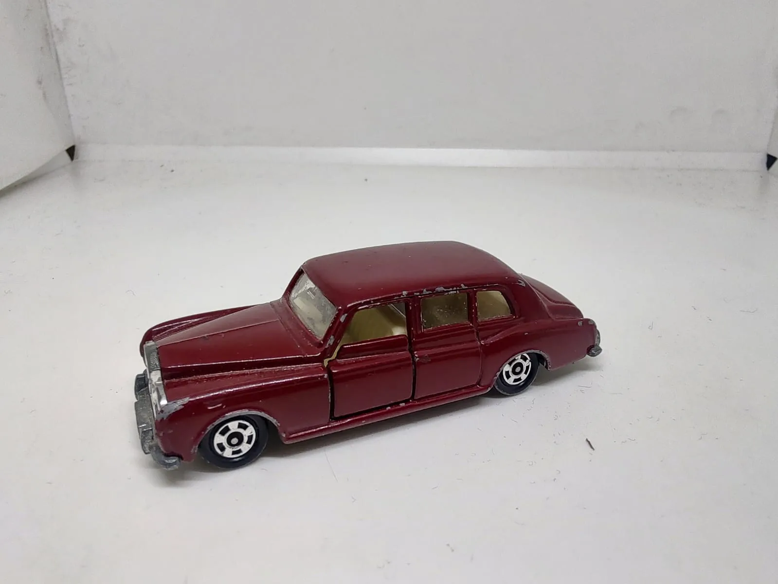 Rolls-Royce Phantom VI — bordó con parrilla y defensas plateadas