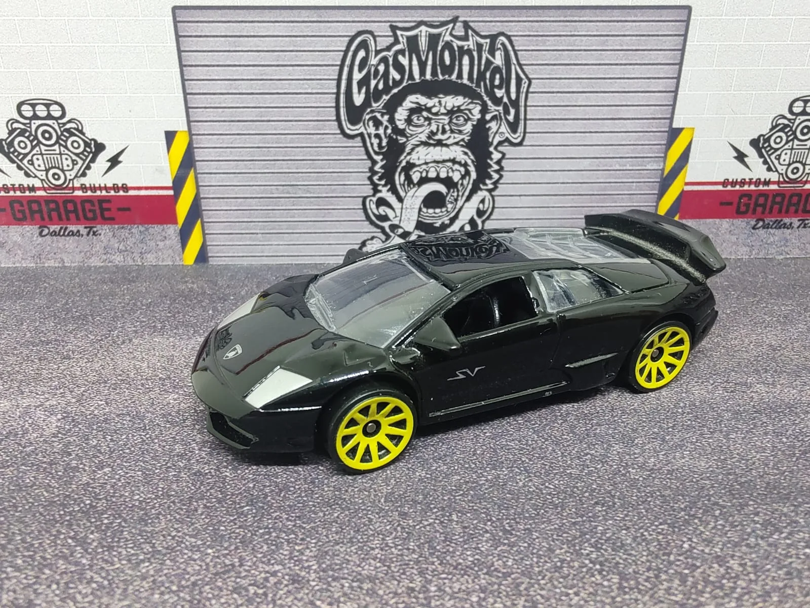 Lamborghini Murciélago LP 670-4 SuperVeloce — negro con franja gris y ruedas amarillas