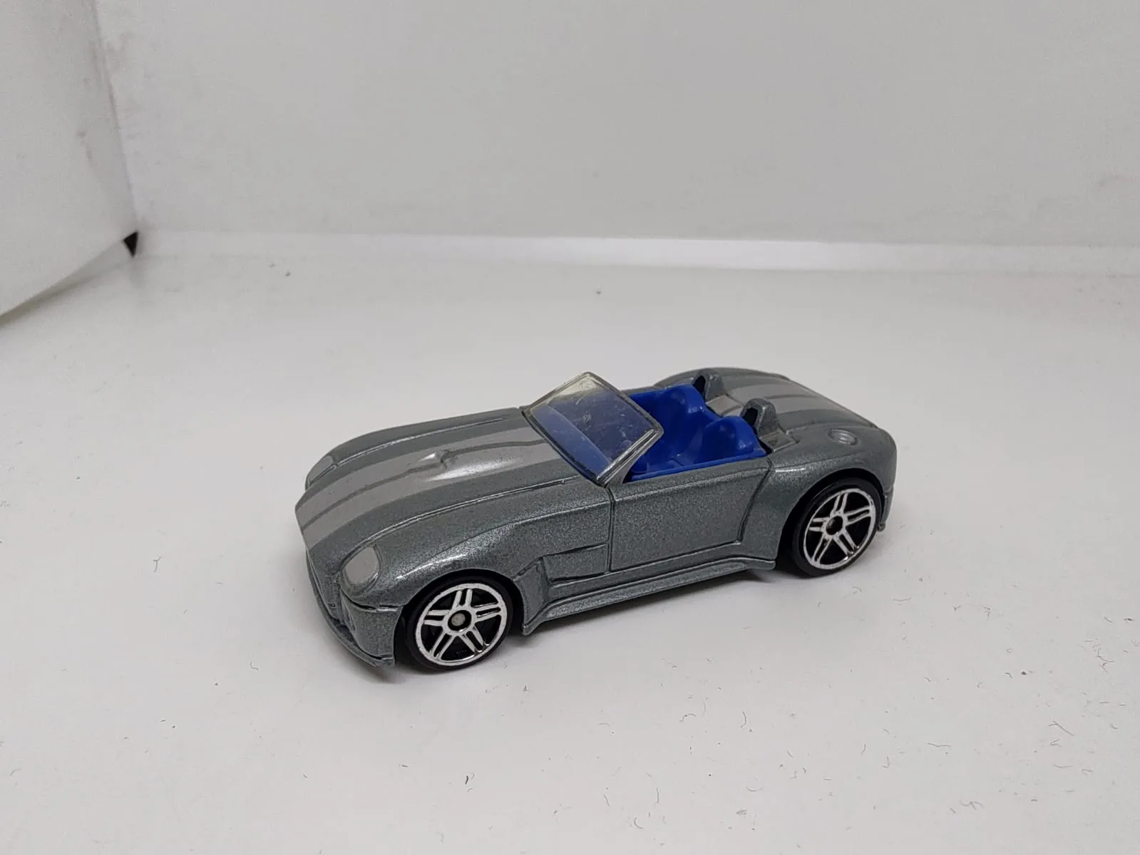 Ford Shelby Cobra Concept — gris con interior azul y llantas plateadas