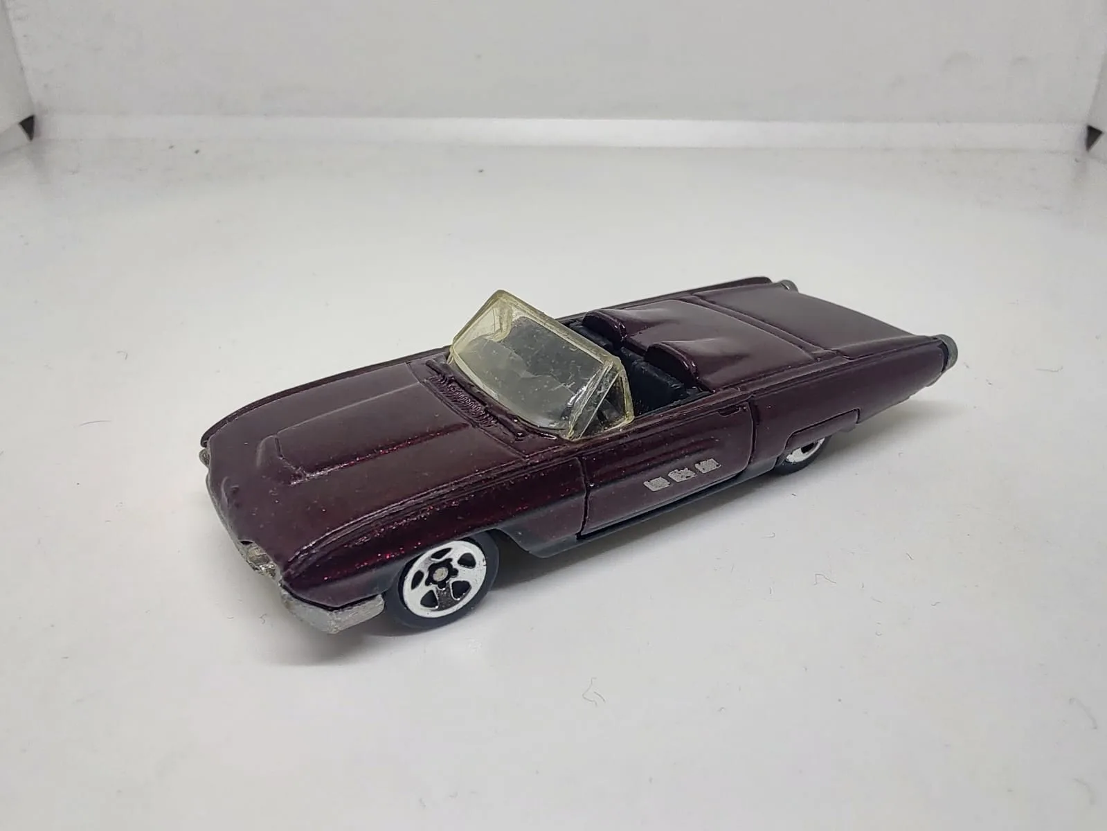 ’63 T-Bird — descapotable bordó con interior claro y detalles plateados