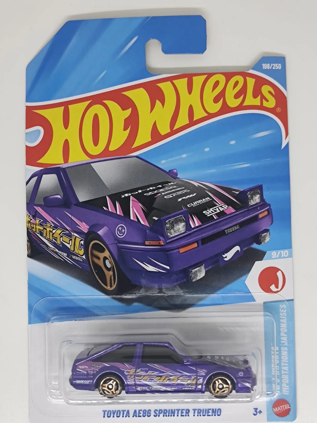 Toyota AE86 Sprinter Trueno — violeta con decoración de competición; en blíster