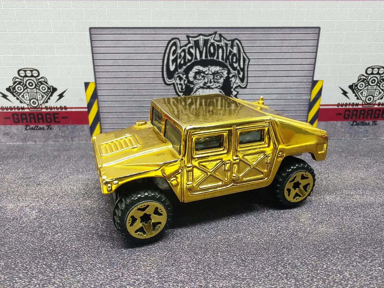 Humvee — dorado cromado, carrocería tipo pickup y llantas doradas con centros negros