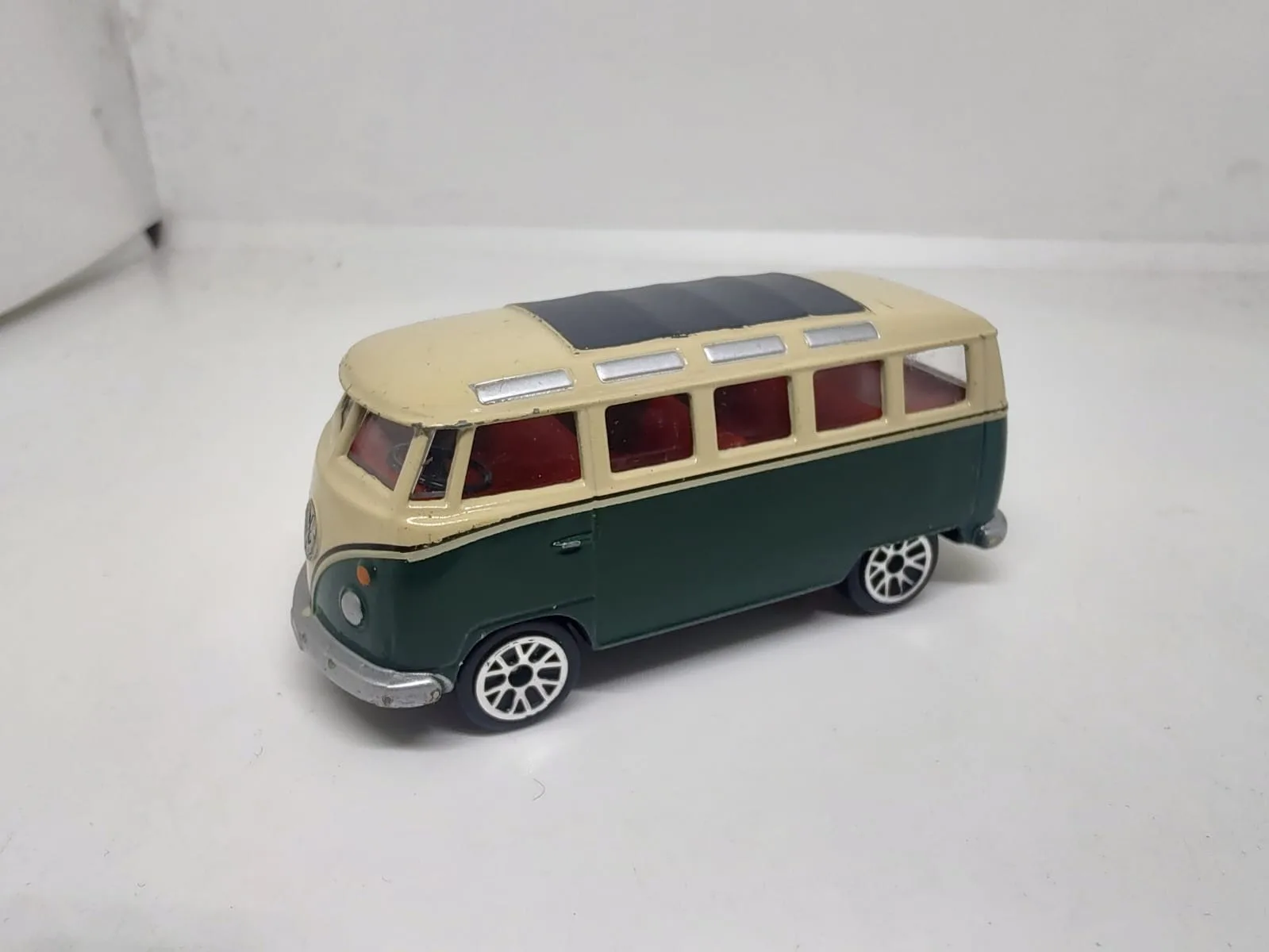 Volkswagen T1 Samba Bus — verde y crema con techo corredizo y ventanas superiores